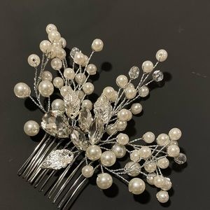 Hair pin with white pearls